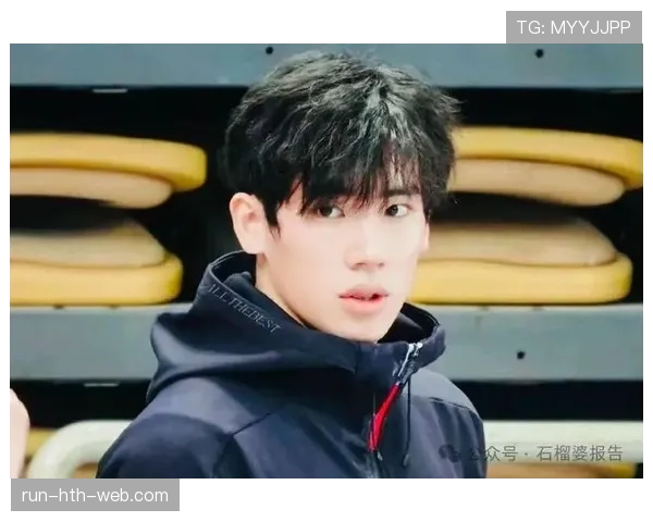 张博恒训练完直接啃鸡腿？这自律人设有点扛不住啊